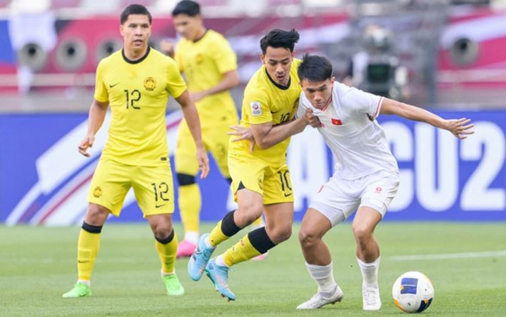 Thắng Malaysia 2-0, Việt Nam giành vé vào tứ kết