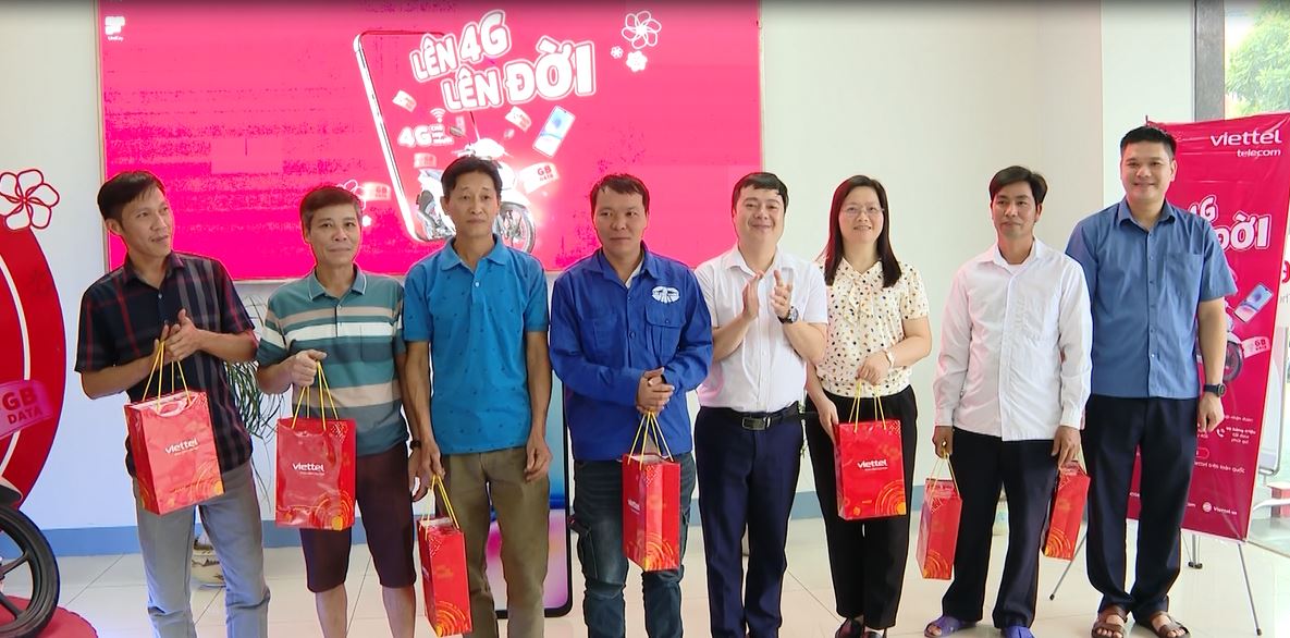 Viettel Hà Giang quay số trúng thưởng chương trình “Lên 4G – Lên đời”