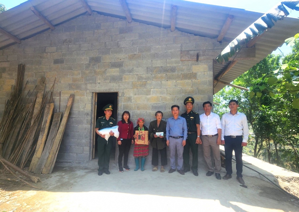Trao nhà “Mái ấm biên cương” tặng hộ nghèo xã biên giới Sơn Vĩ