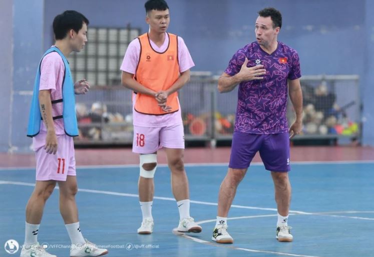 HLV Diego Giustozzi của ĐT futsal Việt Nam đưa ra đánh giá bất ngờ về các đối thủ như Trung Quốc ở VCK futsal châu Á 2024.