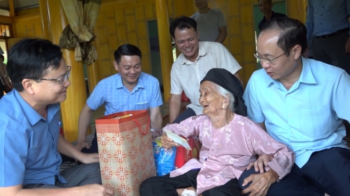 Chủ nhiệm Uỷ ban Kiểm tra Tỉnh uỷ Trần Quang Minh tặng quà người cao tuổi tại huyện Bắc Quang