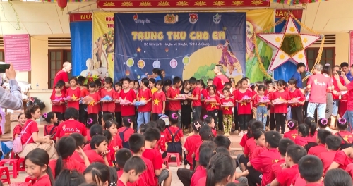 Đoàn thiện nguyện Thắp Lửa tặng quà tại xã Kim Linh, huyện VỊ Xuyên