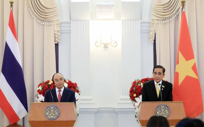 Chủ tịch nước Nguyễn Xuân Phúc và Thủ tướng Thái Lan Prayuth Chan-o-cha đồng chủ trì họp báo