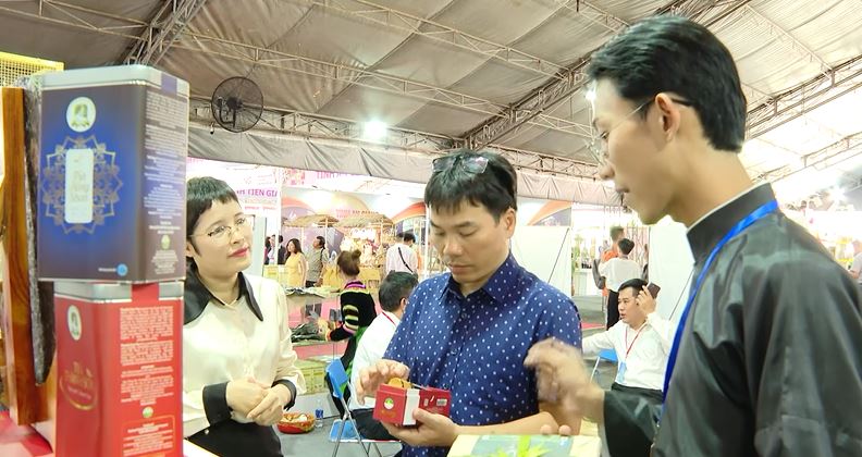 Gian hàng sản phẩm OCOP Hà Giang thu hút du khách TP. Hồ Chí Minh