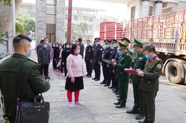 Đồn Biên phòng CKQT Thanh Thủy BĐBP tiếp nhận 27 công dân do Trung Quốc trao trả