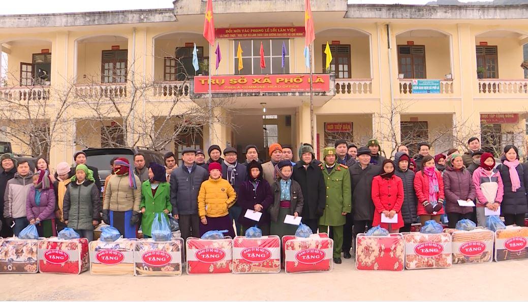 Đoàn công tác Bộ Nội vụ tặng quà tại xã Phố Là, huyện Đồng Văn