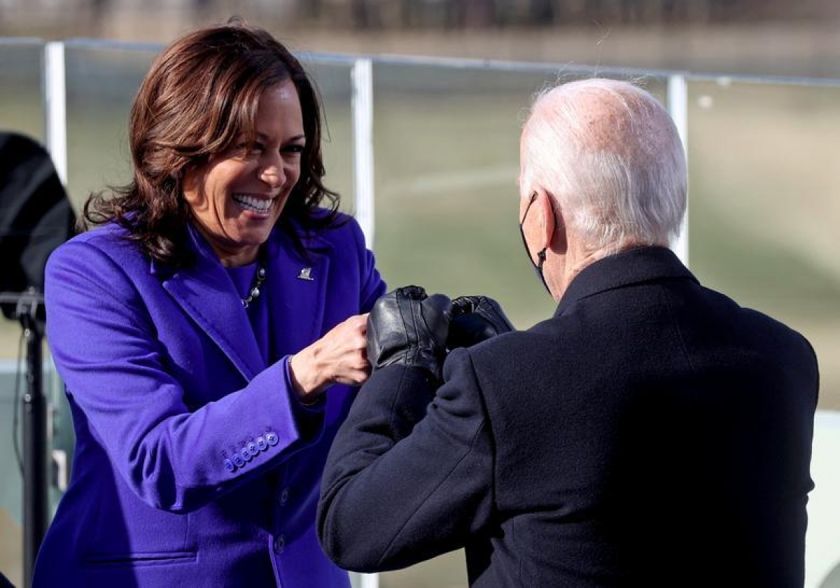 Bà Kamala Harris đập tay với ông Joe Biden sau khi bà tuyên thệ nhậm chức Phó Tổng thống.