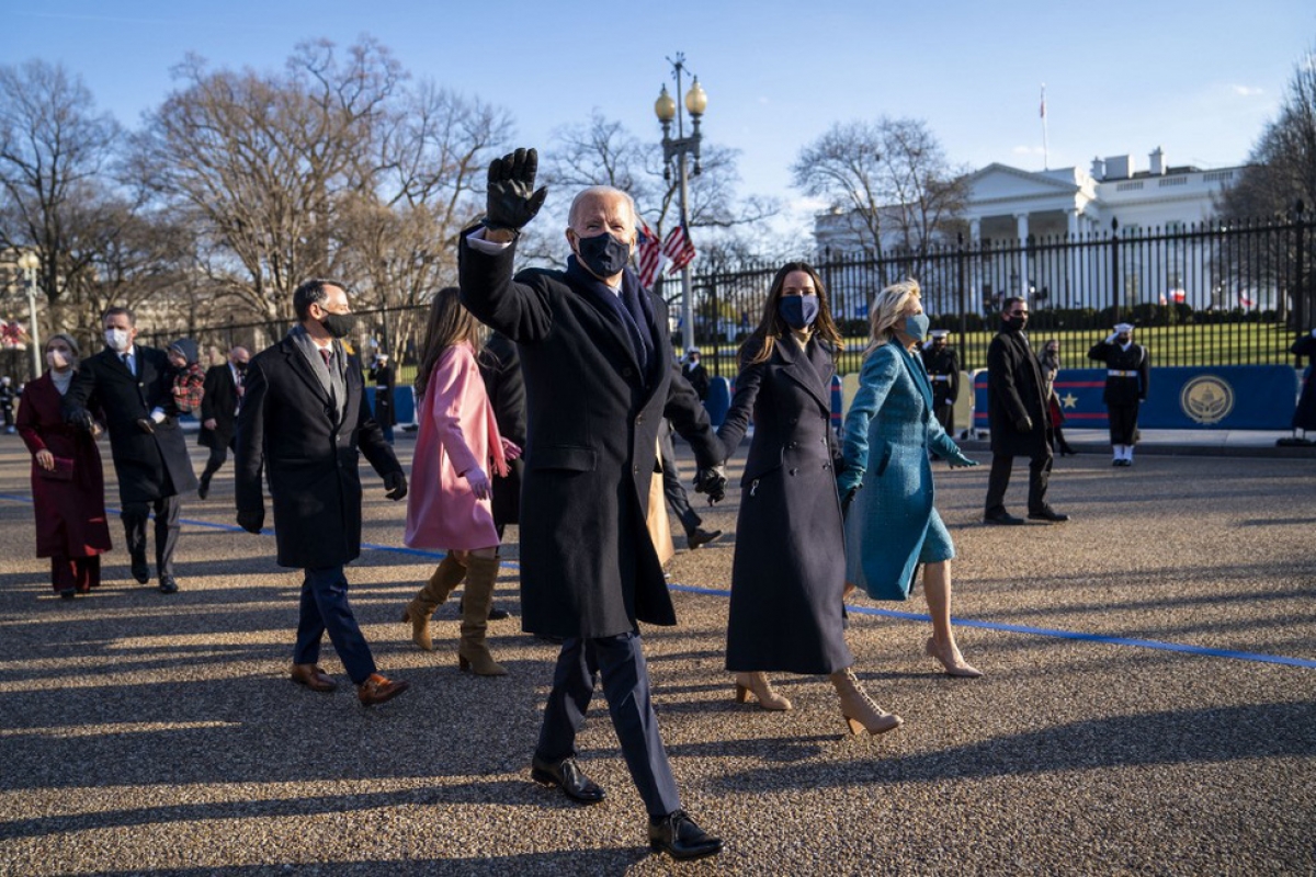 Tổng thống Joe Biden nắm tay phu nhân tiến về Nhà Trắng, nơi ông sẽ sống và làm việc trong 4 năm tới.
