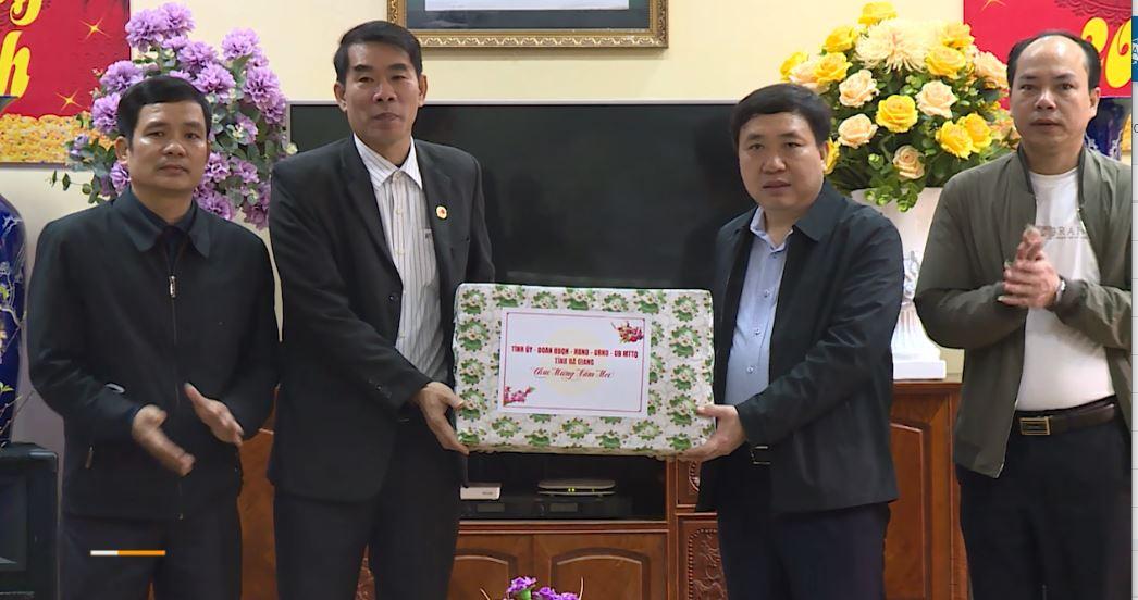 Phó Bí thư tỉnh ủy Nguyễn Mạnh Dũng tặng quà, chúc tết tại huyện Yên Minh