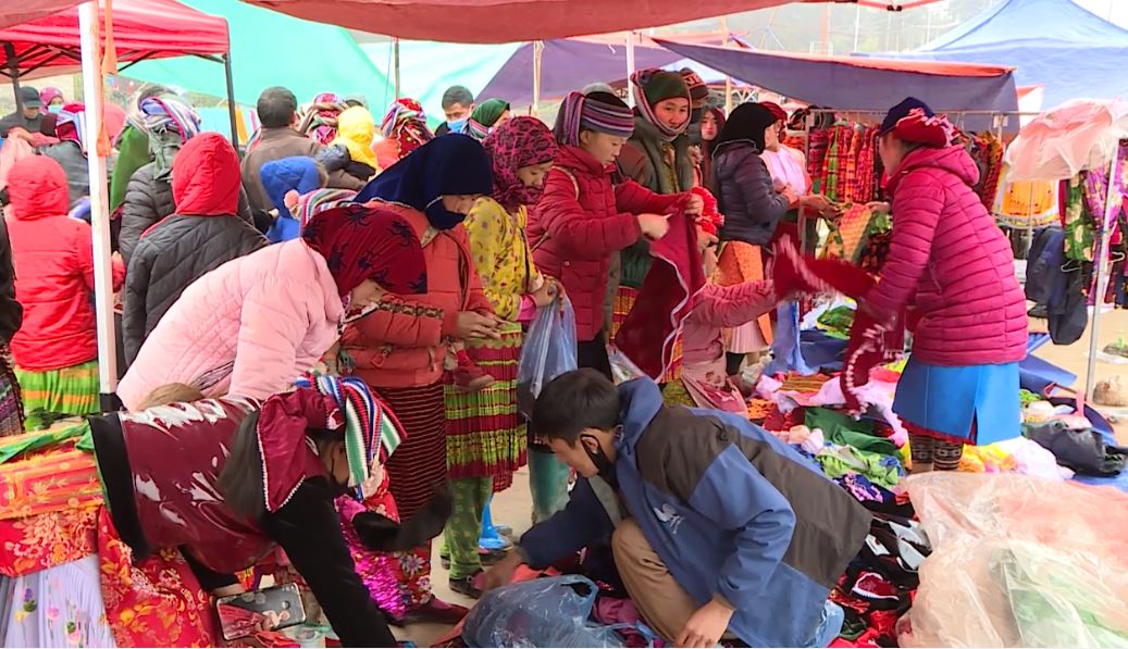 Phiên chợ cuối năm tại xã Lũng Cú, huyện Đồng Văn