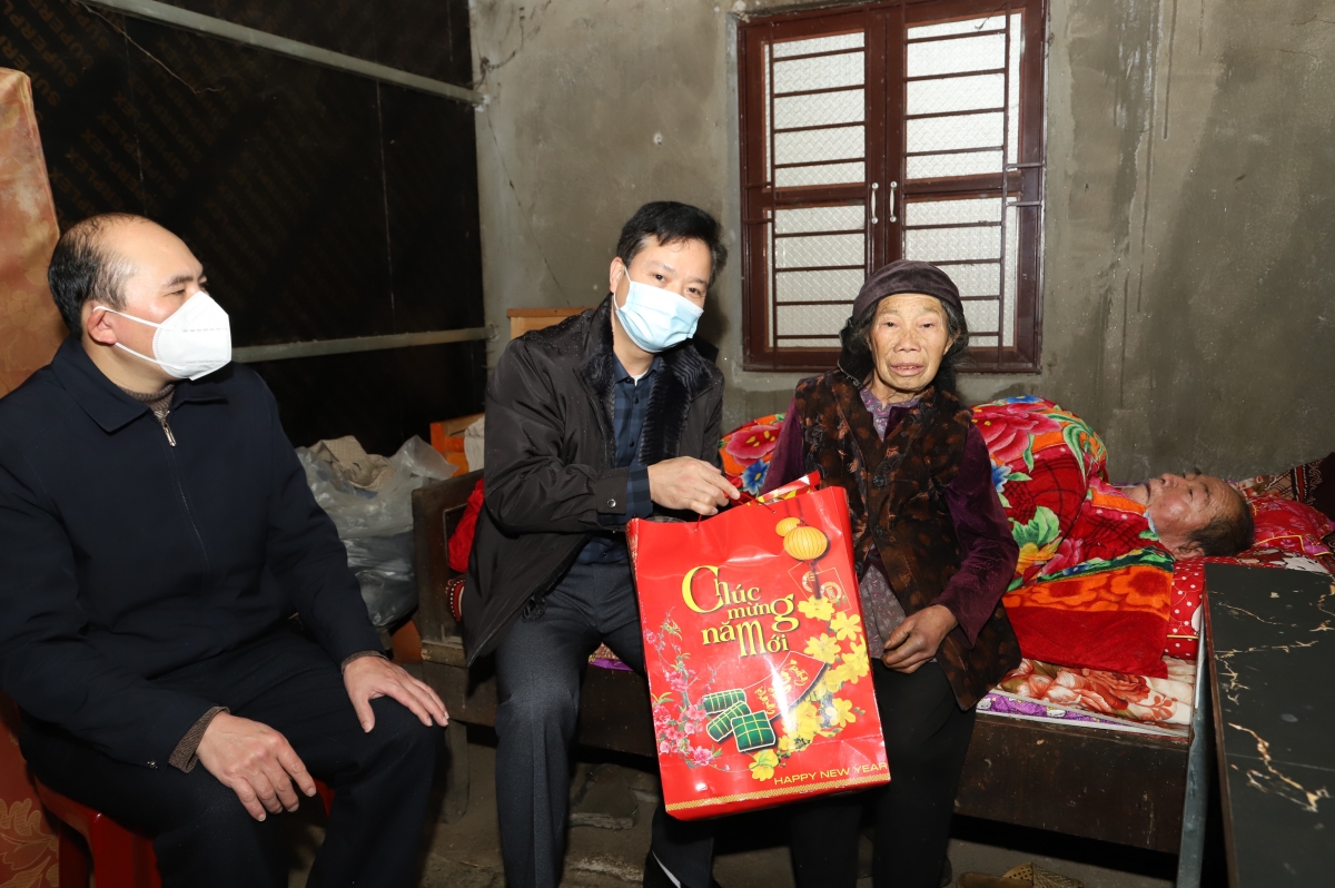 Chủ nhiệm UBKT Trần Quang Minh trao quà tết tại Mèo Vạc