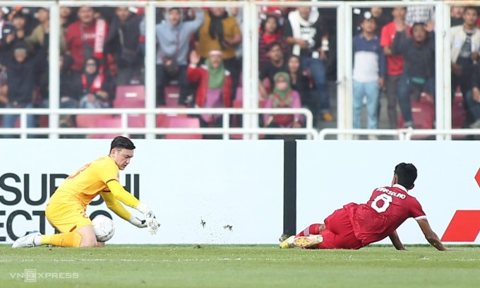 Văn Lâm từ chối cú sút của Marcelino ở hiệp một trận Việt Nam hoà chủ nhà Indonesia 0-0 tại bán kết lượt đi AFF Cup 2022 trên sân Bung Karno ngày 6/1. Ảnh: Lâm Thoả