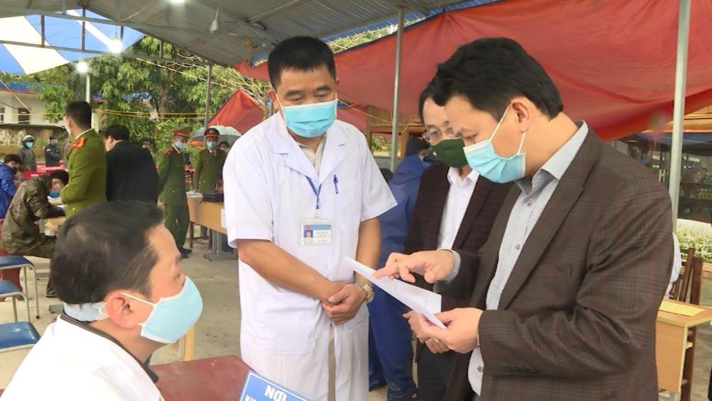 Bí thư tỉnh ủy Đặng Quốc Khánh kiểm tra tại chốt kiểm soát dịch tại Cầu Trì, huyện Bắc Quang