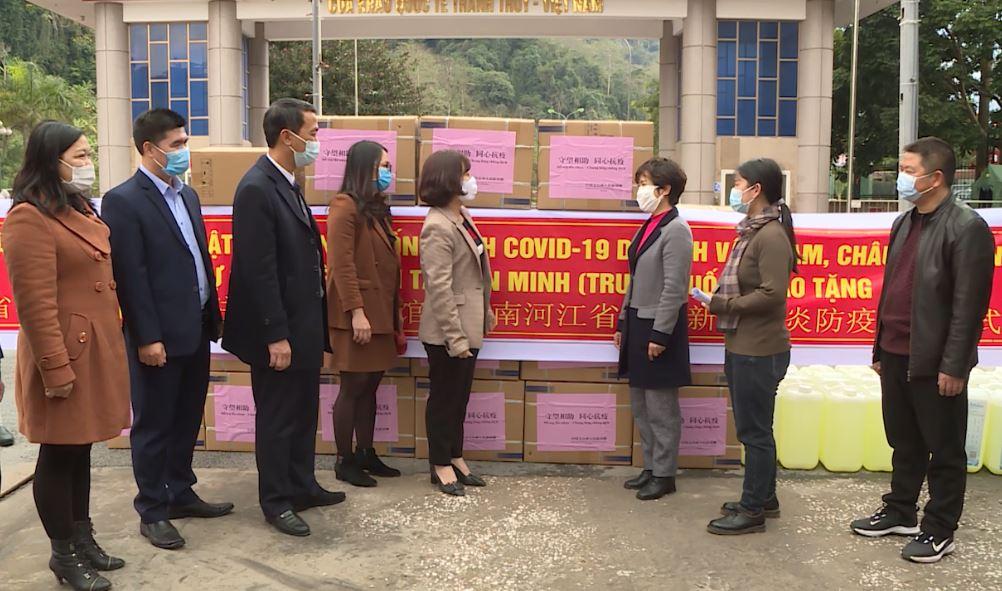 Sở ngoại vụ Hà Giang tiếp nhận vật tư y tế do tỉnh Vân Nam, Trung Quốc trao tặng
