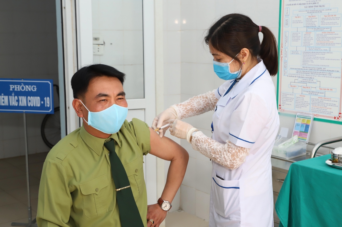 Trung tâm Y tế huyện Mèo Vạc triển khai tiêm vắc xin phòng Covid-19