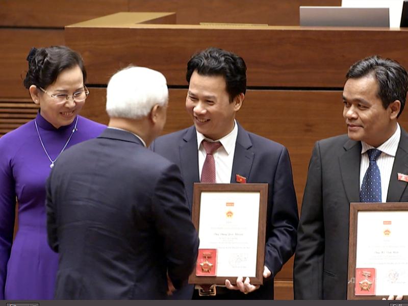 Bí thư Tỉnh ủy Đặng Quốc Khánh nhận Kỷ niệm chương hoạt động Quốc hội