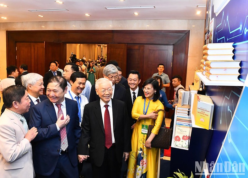 [Ảnh] Tổng Bí thư Nguyễn Phú Trọng dự Lễ kỷ niệm 60 năm Chủ tịch Hồ Chí Minh gặp mặt đội ngũ trí thức ảnh 2