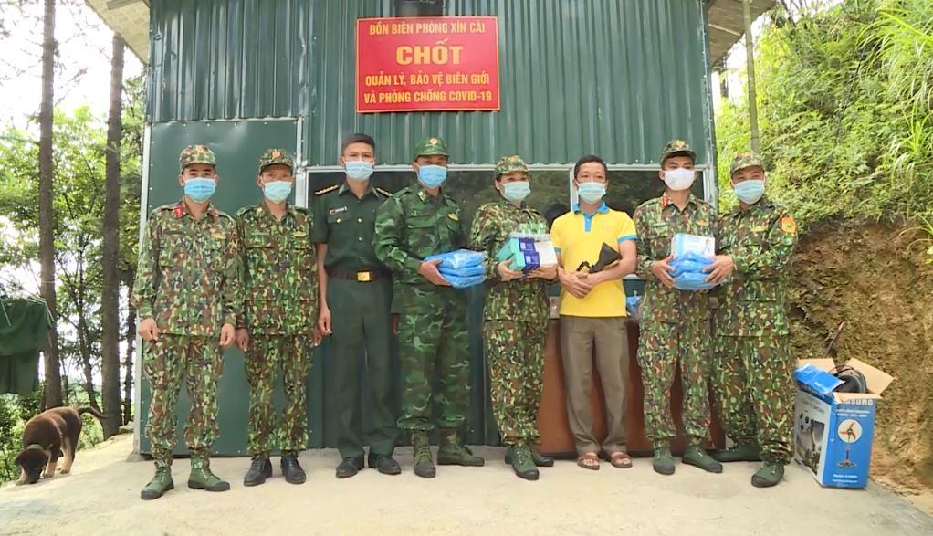 Nhóm thiện nguyện 5k tặng quà các tổ công tác phòng chống dịch Covid-19 tại huyện Mèo Vạc