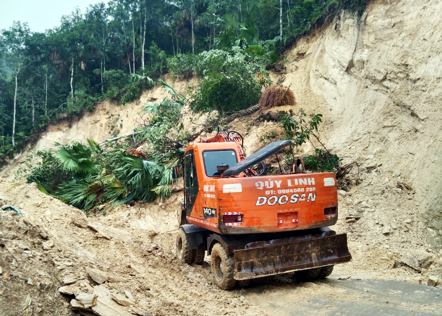 Sạt lở xuống đường giao thông tại xã Thượng Sơn, huyện Vị Xuyên (Ảnh: CTV)