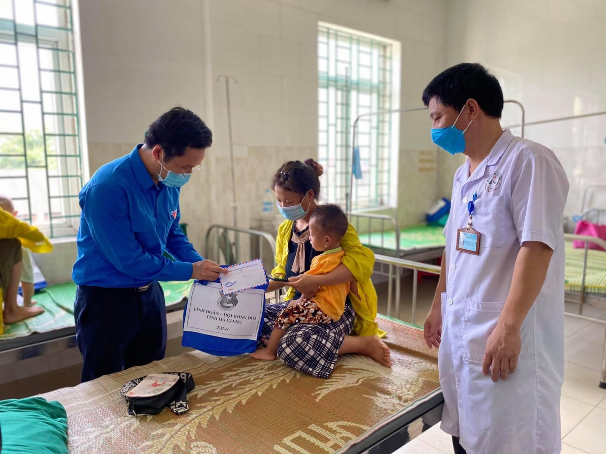Tỉnh đoàn Hà Giang tặng quà các cháu thiếu nhi đang điều trị tại BVĐK tỉnh