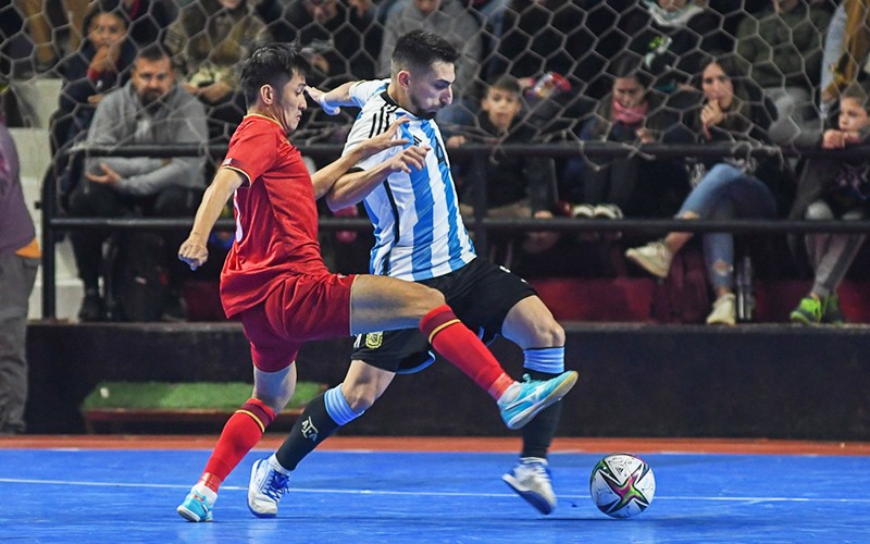 Đội tuyển futsal Argentina thể hiện sức mạnh vượt trội để giành chiến thắng 3-0. (Ảnh: VFF)