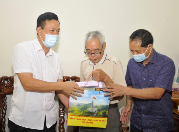 Chủ tịch UBND tỉnh Nguyễn Văn Sơn tặng quà các thương, bệnh binh tại TP Hà Giang nhân ngày 27/7