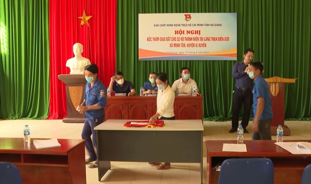 Giao đất cho 32 hộ thanh niên và thành lập tổ tự quan làng thanh niên lập nghiệp xã biên giới Minh Tân