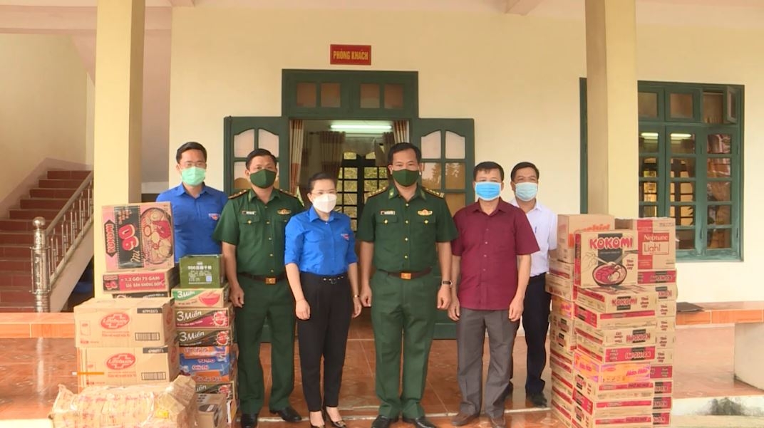 Tỉnh đoàn Hà Giang tặng quà tại các Đồn Biên phòng trên địa bàn huyện Quản Bạ