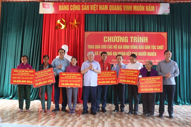 B&iacute; thư Trung ương Đảng, Chủ tịch UBTƯ MTTQ Việt Nam Đỗ Văn Chiến v&agrave; l&atilde;nh đạo tỉnh H&agrave; Tĩnh trao biển tượng trưng tặng 6 nh&agrave; Đại đo&agrave;n kết cho hộ ngh&egrave;o tại H&agrave; Tĩnh. Ảnh: Hạnh Nguy&ecirc;n.