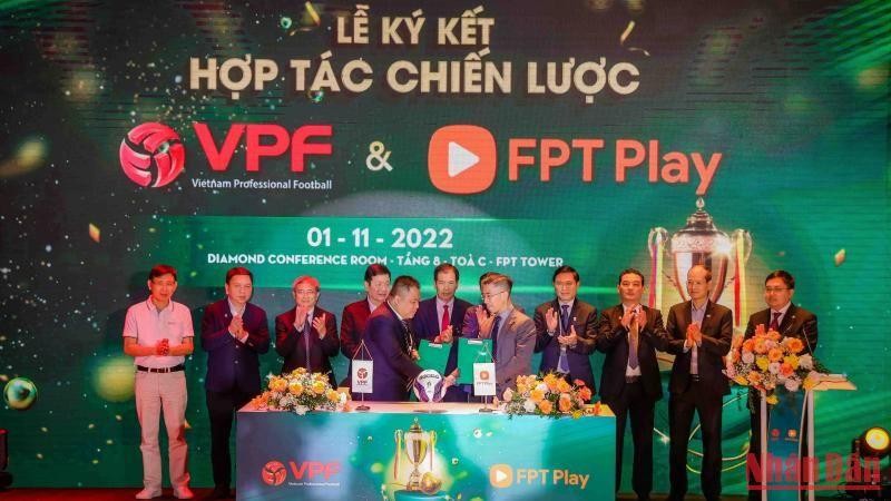 Lãnh đạo VPF và FPT Play tại lễ ký kết hợp đồng.