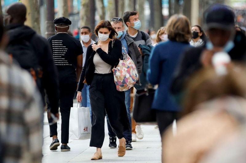 Ảnh minh họa: Người dân đi bộ trên Đại lộ Champs Elysees, Pháp, ngày 27/5/2021. (Ảnh REUTERS)