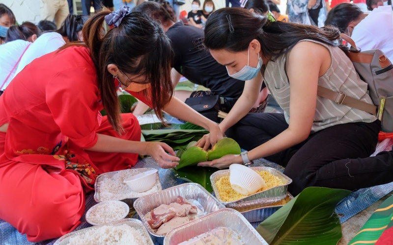 Sôi nổi cuộc thi gói bánh chưng của người Việt tại Singapore -0