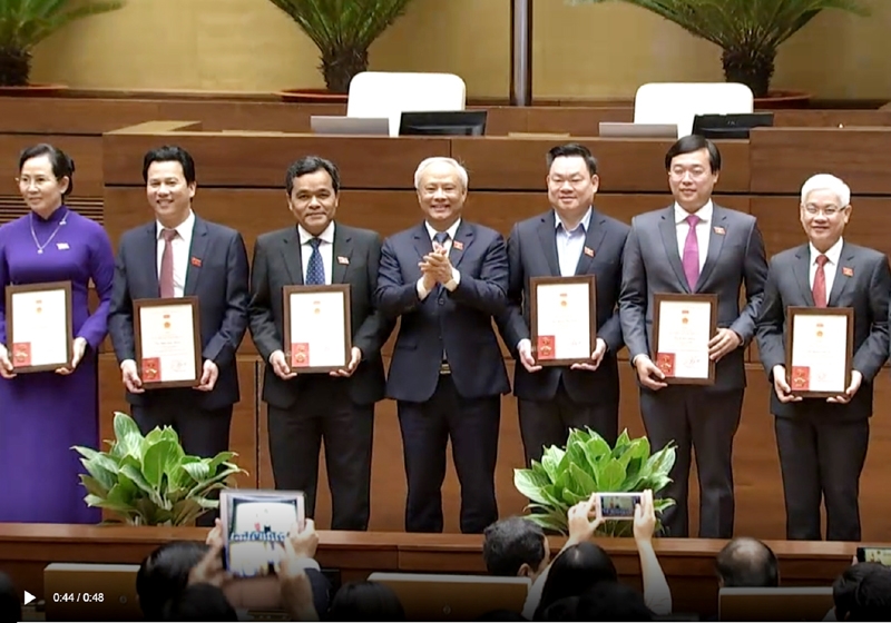 Phó Chủ tịch Quốc hội Uông Chu Lưu tặng Kỷ niệm chương hoạt động Quốc hội cho đồng chí Đặng Quốc Khánh và các đại biểu Quốc hội.