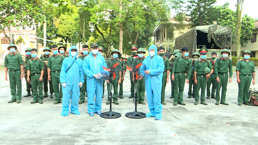 Phó Chủ tịch UBND tỉnh Trần Đức Quý tặng quạt điện cho cán bộ thực hiện nhiệm vụ tại khu cách ly Trung đoàn 877.