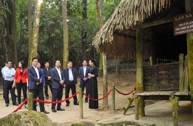 Các đồng chí lãnh đạo tỉnh thăm Khu di tích lịch sử Quốc gia đặc biệt Tân Trào, tỉnh Tuyên Quang