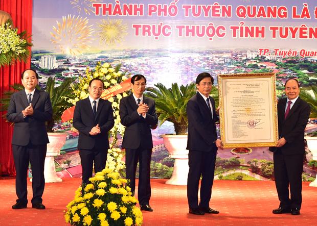 Bí thư Tỉnh ủy Đặng Quốc Khánh dự lễ công bố thành phố Tuyên Quang là đô thị loại II