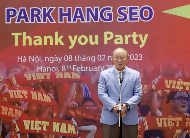 HLV Park Hang-seo và trợ lý Lee Young-jin nhận bằng khen bằng khen trước khi chia tay Việt Nam - Ảnh 3.