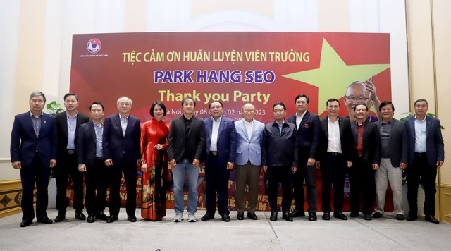 HLV Park Hang-seo và trợ lý Lee Young-jin nhận bằng khen bằng khen trước khi chia tay Việt Nam - Ảnh 1.