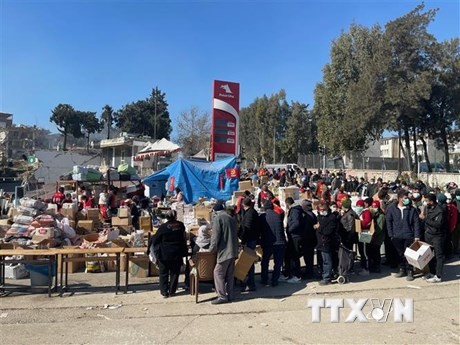 Đoàn người xếp hàng dài nhận hàng cứu trợ tại Hatay, Thổ Nhĩ Kỳ. (Ảnh: Hải Linh/TTXVN)