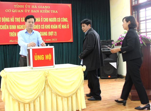 Ban Tổ chức Tỉnh ủy, UBKT Tỉnh ủy và huyện Đồng Văn quyên góp hỗ trợ xây dựng nhà ở đợt 2