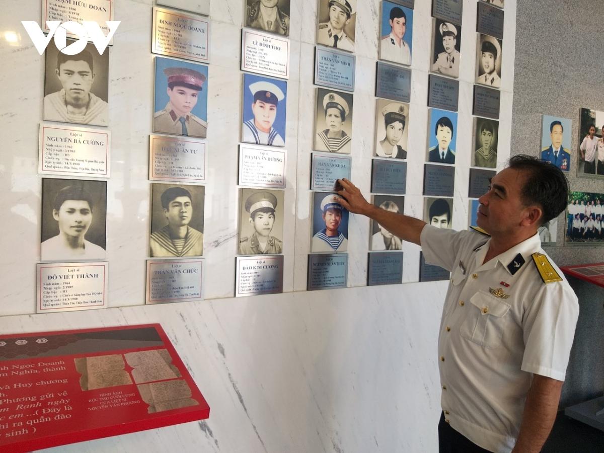 Người thân, đồng đội cũ xúc động tới thăm Khu tưởng niệm Chiến sĩ Gạc Ma