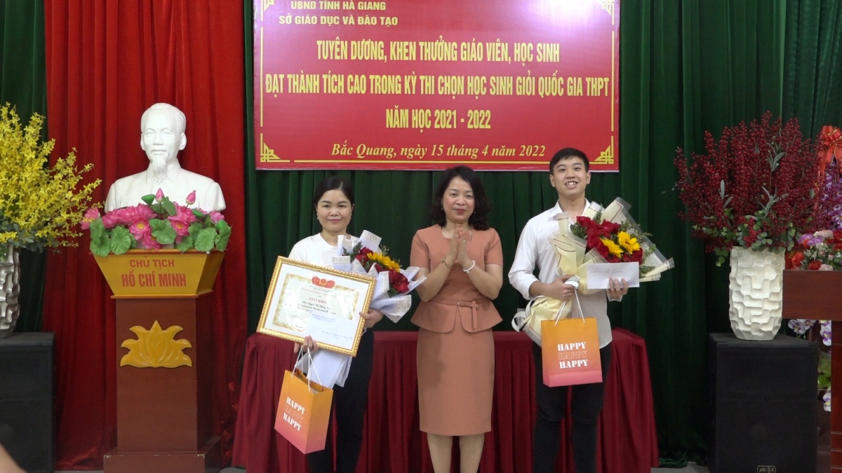 Bắc Quang: Tuyên dương khen thưởng giáo viên, học sinh trong kỳ thi chọn Học sinh giỏi Quốc gia THPT
