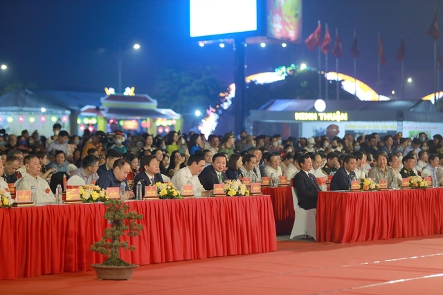 Các đồng chí lãnh đạo bộ, ngành địa phương và đông đảo người dân TP. Việt Trì dự lễ khai mạc Lễ hội đền Hùng và Tuần Văn hóa – Du lịch đất Tổ 2023 -