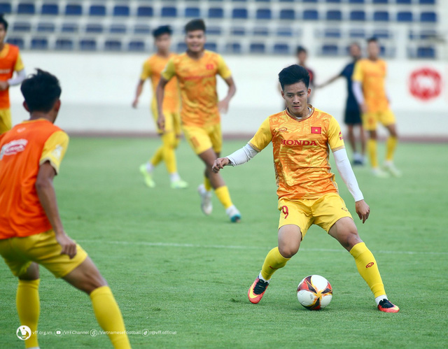 Các cầu thủ U22 Việt Nam nỗ lực thể hiện khả năng để cạnh tranh suất tham dự SEA Games 32 - Ảnh 7.