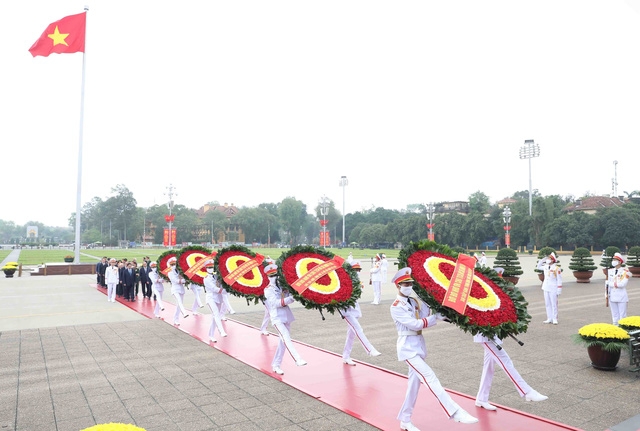 Lãnh đạo Đảng, Nhà nước vào Lăng viếng Chủ tịch Hồ Chí Minh, dâng hương tưởng niệm các Anh hùng liệt sỹ - Ảnh 1.