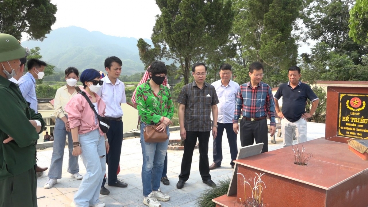 Nhóm thiện nguyện Cầu Giấy Yêu thương- TP Hà Nội hỗ trợ cải tạo nghĩa trang liệt sĩ huyện Bắc Quang