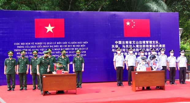 BĐBP Hà Giang và Chi đội quản lý biên giới Văn Sơn tổ chức hội đàm và phát động tuần tra liên hợp