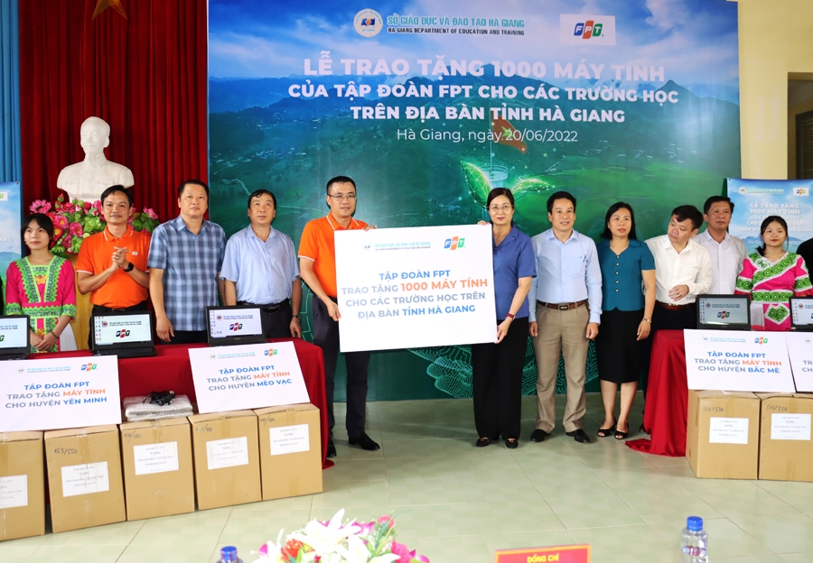 Tập đoàn FPT trao tặng 1.000 máy tính cho học sinh tỉnh Hà Giang
