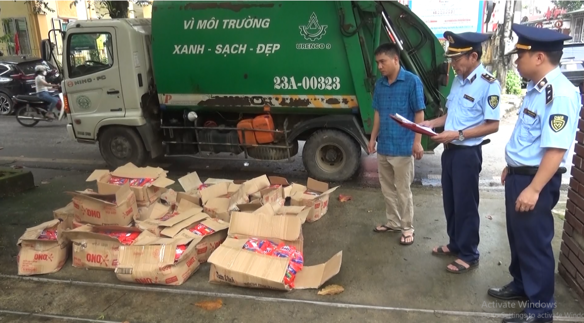 Đội quản lý thị trường số 2 huyện Vị Xuyên tiêu hủy bột giặt giả