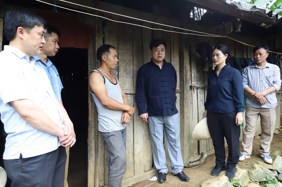 Lãnh đạo huyện Mèo Vạc: Thăm, tặng quà các hộ gia đình bị ngộ độc do ăn bánh trôi ngô